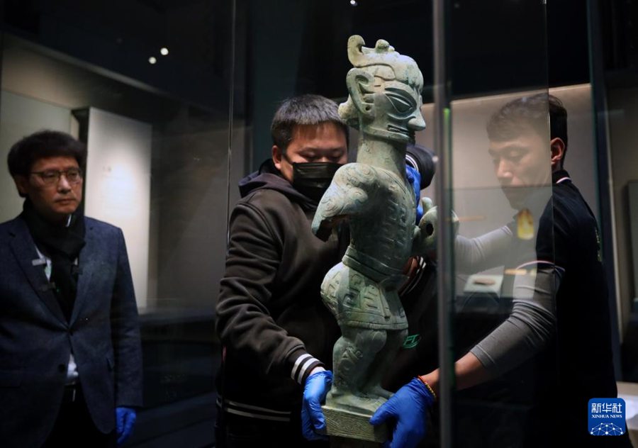 Reperti di Sanxingdui esposti nella mostra inaugurale del padiglione est del Museo di Shanghai