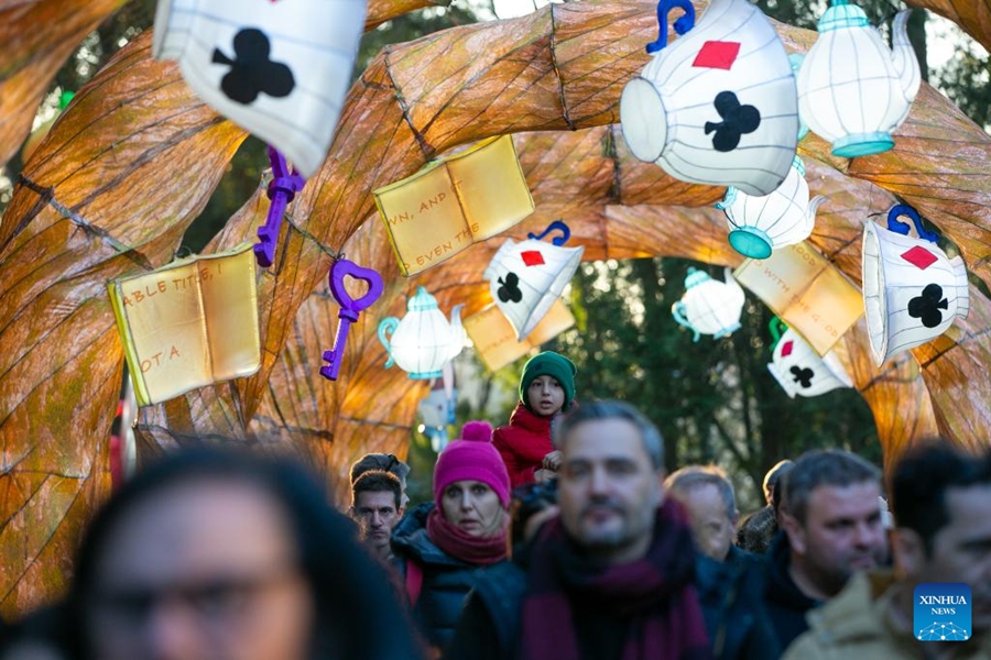 Visitatori al Festival Internazionale delle Lanterne "Lanternia" a Cassino, Lazio. (28 gennaio 2024 - Xinhua/Li Jing)