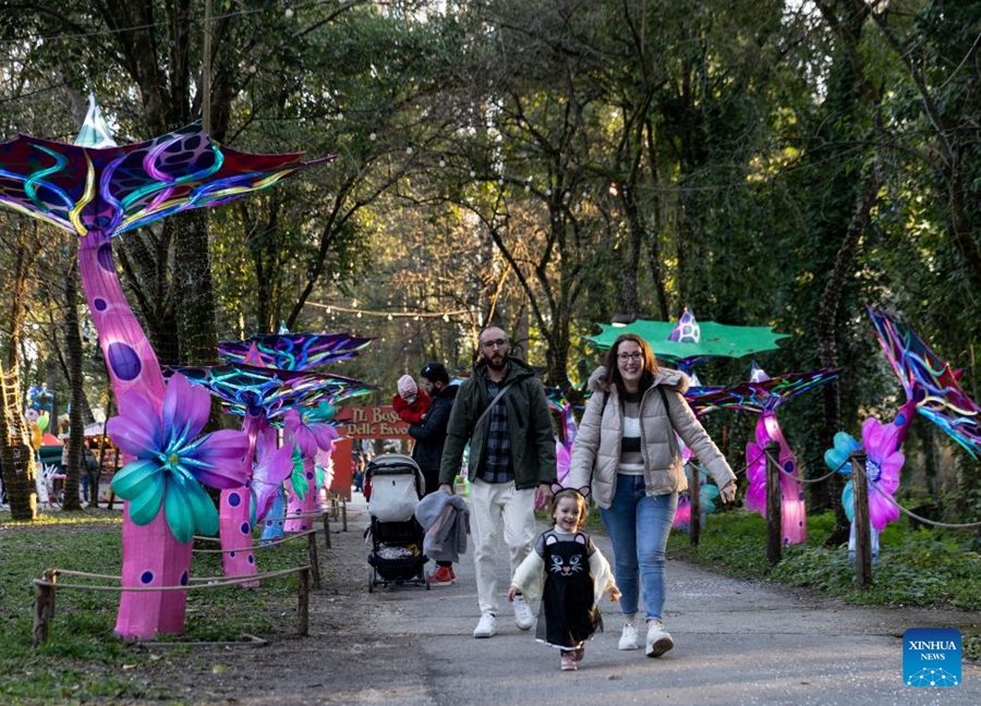 Lanterne cinesi illuminano parco a tema italiano