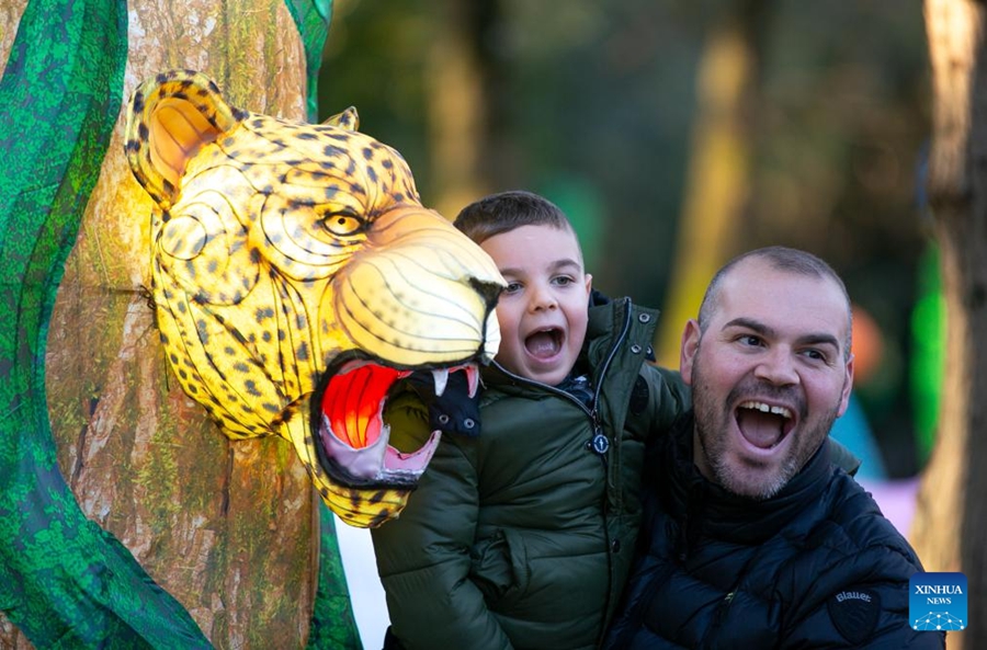 Lanterne cinesi illuminano parco a tema italiano