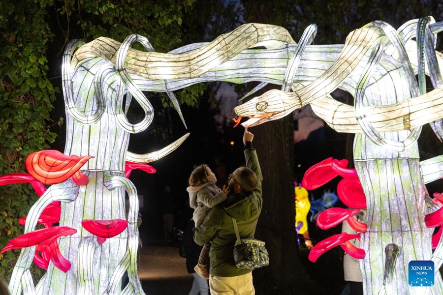 Lanterne cinesi illuminano parco a tema italiano