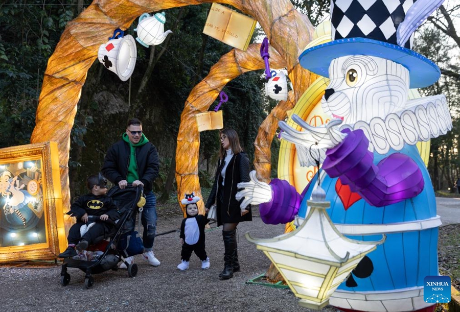 Lanterne cinesi illuminano parco a tema italiano