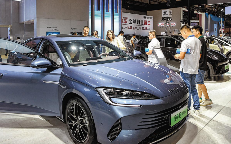 Berlina BYD in mostra a un'esposizione automobilistica a Haikou, nella provincia di Hainan. (settembre 2023 – Su Bikun/China Daily)