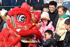 Visitatori affollano il Poli Market di Qingdao