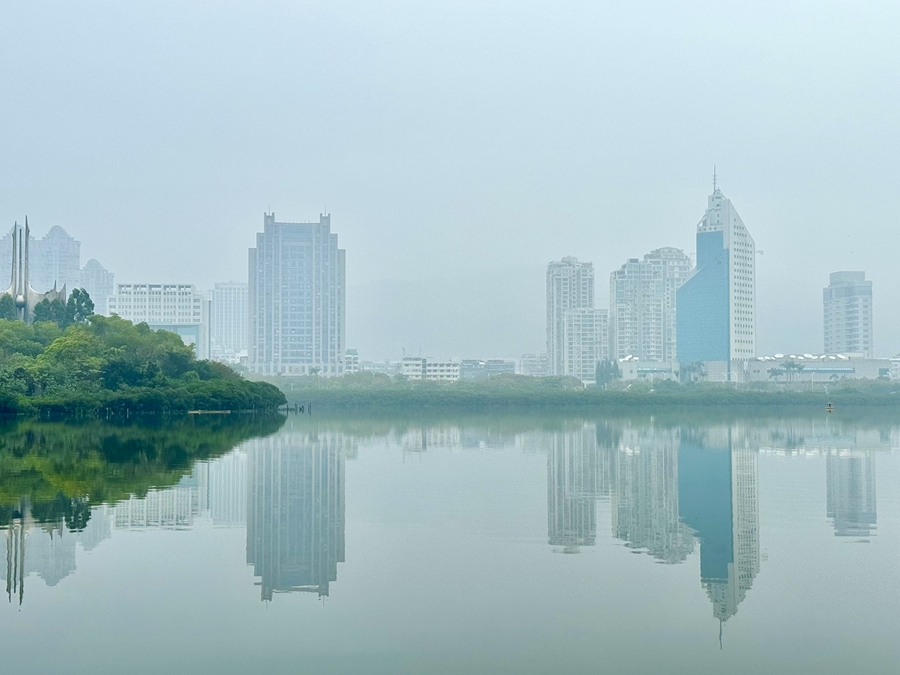 Il paesaggio da favola del lago Yundang avvolto dalla nebbia