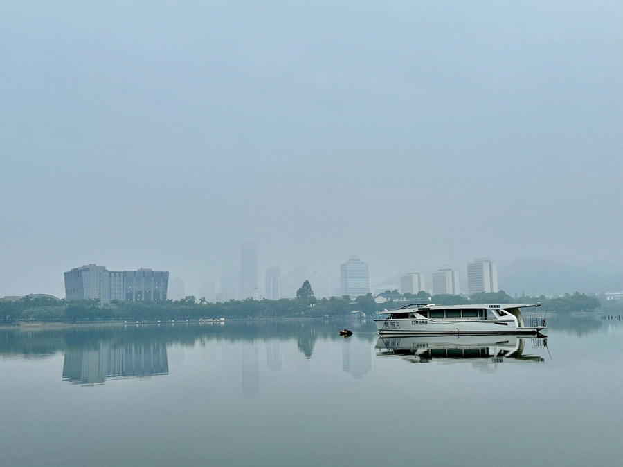 Il paesaggio da favola del lago Yundang avvolto dalla nebbia