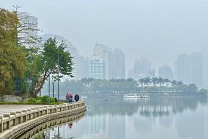 Il paesaggio da favola del lago Yundang avvolto dalla nebbia