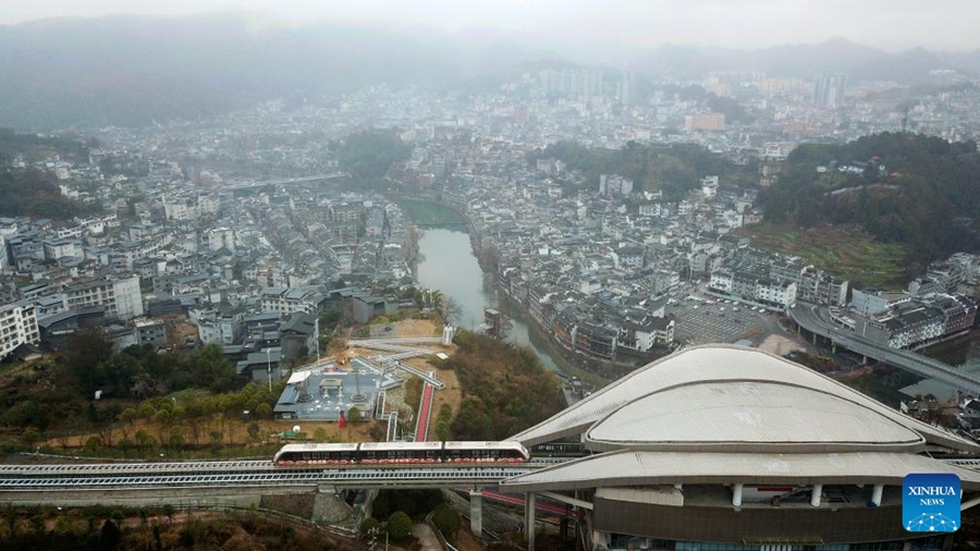 La linea espressa turistica maglev di Fenghuang attira visitatori nello Hunan