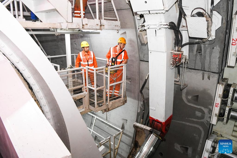 Membri dello staff al lavoro nel sito di costruzione del tunnel del fiume Yangtze di Chongqing. (4 febbraio 2024 - Xinhua/Wang Quanchao)