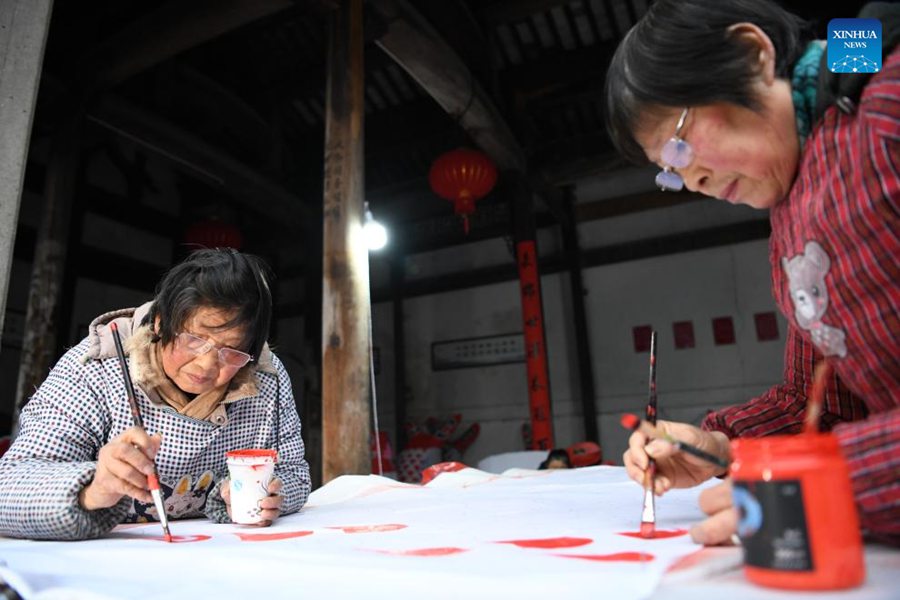 Erede dell'arte della fabbricazione di lanterne a forma di pesce nella Cina orientale