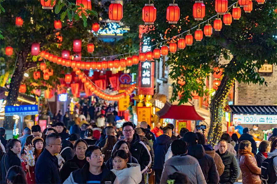 Atmosfera festosa a Chongqing mentre si avvicina il Capodanno cinese. (5 febbraio 2024 – VCG)