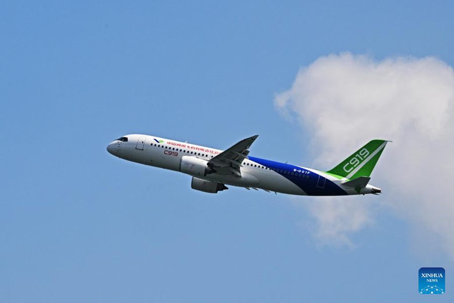 L'aereo cinese C919 partecipa alle prove del Singapore Airshow