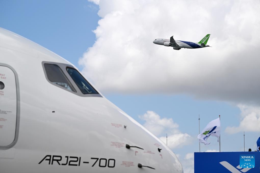 L'aereo di linea C919 debutta al Singapore Airshow