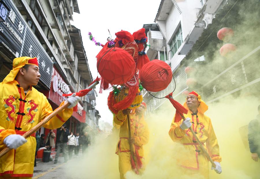 Uno spettacolo di danza del drago durante la Festa Maolong dell'etnia Gelao nella contea di Shiqian, provincia del Guizhou, nel sud-ovest della Cina. (20 febbraio 2024 - Xinhua/Yang Wenbin)