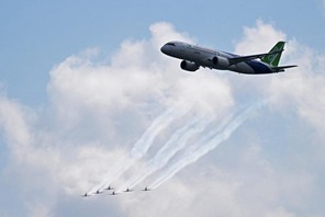 L'aereo cinese C919 partecipa alle prove del Singapore Airshow