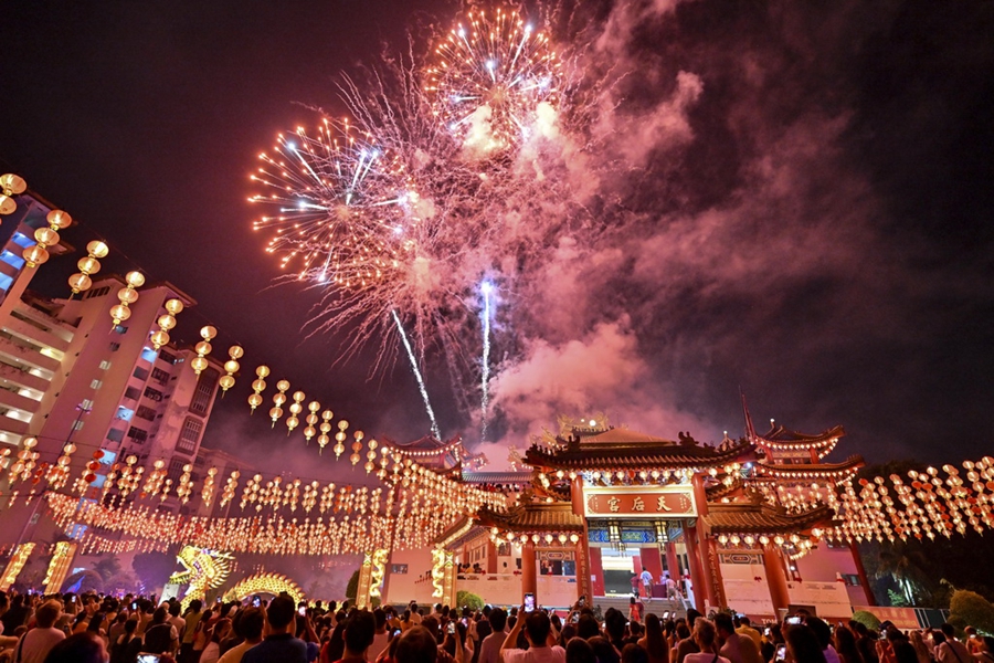 Uno spettacolo di fuochi d'artificio al Tempio di Thean Hou a Kuala Lumpur, in Malesia, per la Festa delle Lanterne. (24 febbraio 2024 – Xinhua/Cheng Yiheng)