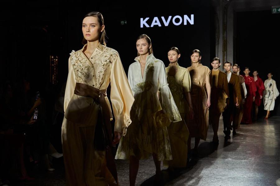 Modelle presentano gli abiti del marchio Kavon sulla passerella del Palazzo Reale di Milano. (Foto fornita a China Daily)