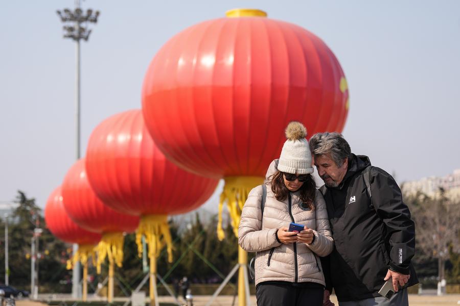 Turisti della nave da crociera Zuiderdam visitano un punto panoramico a Dalian, nella provincia del Liaoning. (10 marzo 2024 - Xinhua/Pan Yulong)