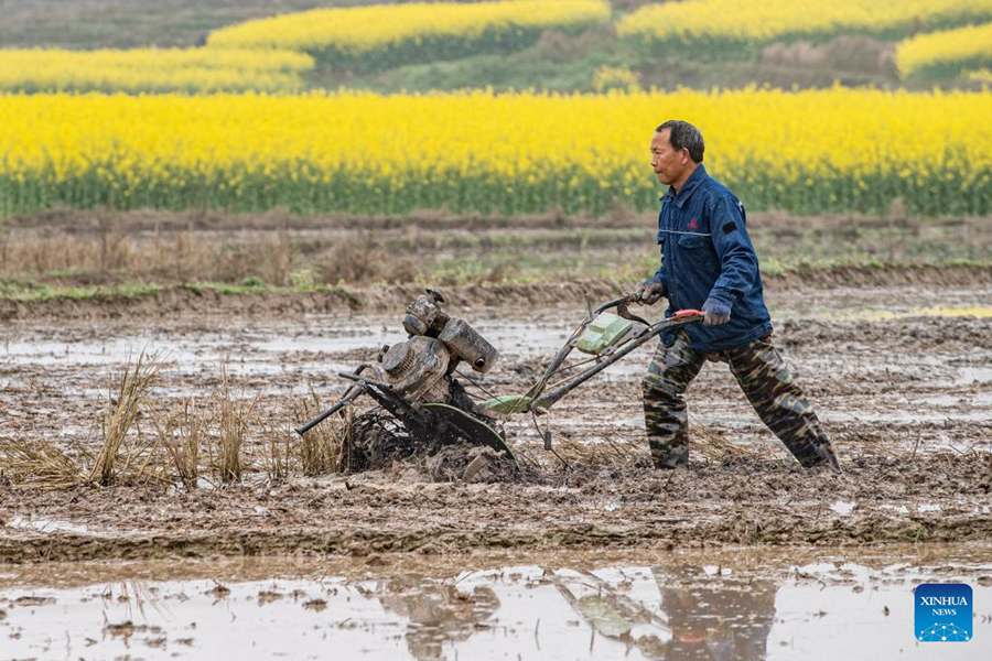 Lavori agricoli primaverili in corso in tutta la Cina