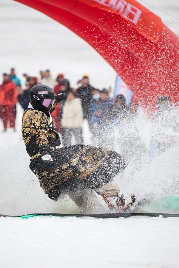 Il festival sciistico del Maiale Nudo attira le folle a Jilin