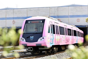 I treni rosa della metropolitana viaggiano verso la primavera