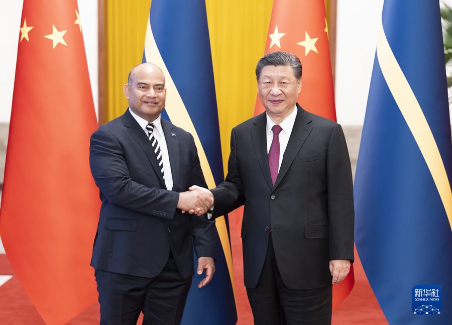 Xi Jinping incontra il presidente di Nauru David Adeang