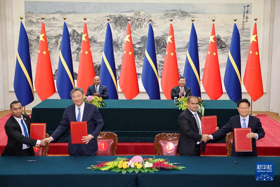 Xi Jinping incontra il presidente di Nauru David Adeang