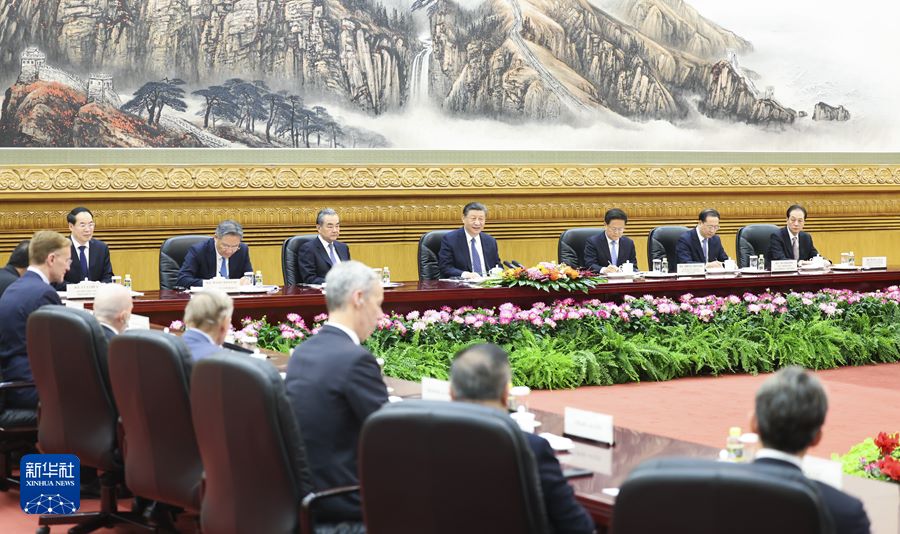 Xi Jinping incontra la delegazione di rappresentanti del settore industriale, commerciale, strategico e accademico USA