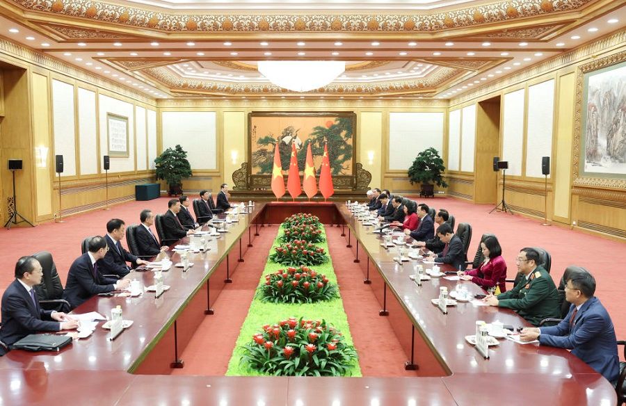 Incontro tra Xi Jinping e Vuong Dinh Hue, presidente dell'Assemblea Nazionale del Vietnam