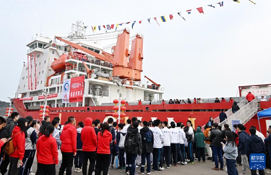 Nave Xuelong attracca a Qingdao, conclusa con successo 40a spedizione cinese in Antartide