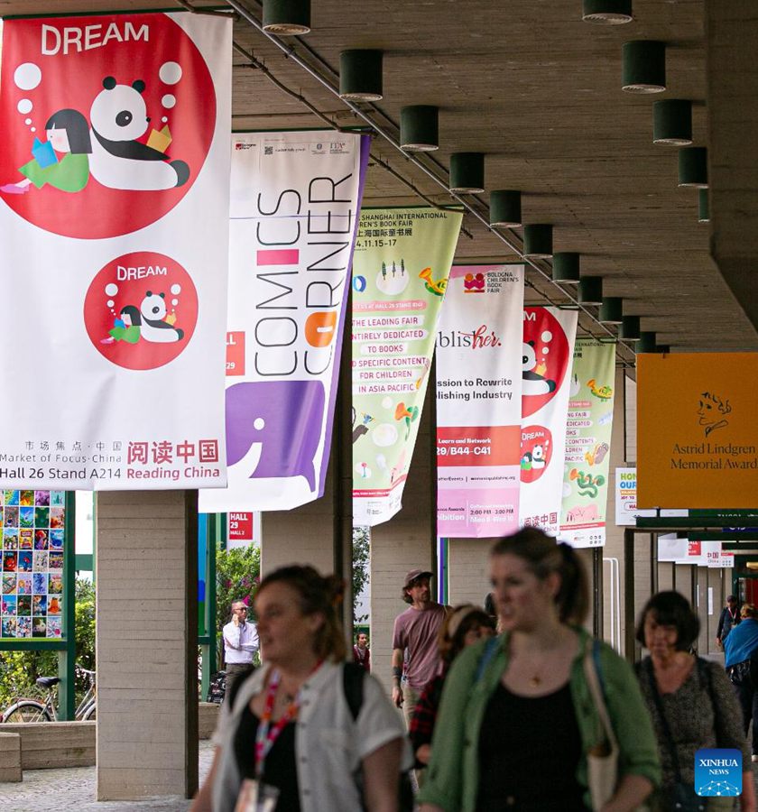 Persone visitano la Fiera del Libro per Ragazzi di Bologna. (8 aprile 2024 – Xinhua/Li Jing)