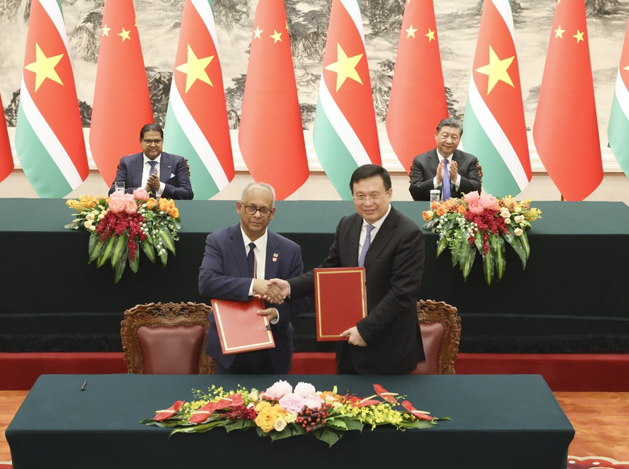 Xi Jinping incontra il presidente della Repubblica del Suriname, Chandrikapersad Santokhi