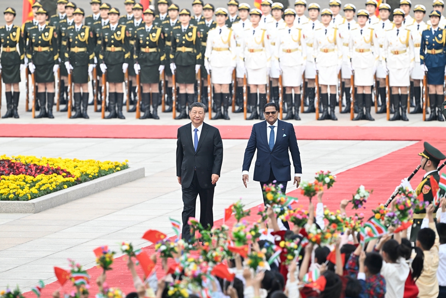 Xi Jinping incontra il presidente della Repubblica del Suriname, Chandrikapersad Santokhi