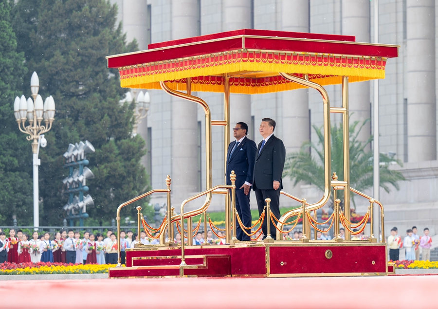 Xi Jinping incontra il presidente della Repubblica del Suriname, Chandrikapersad Santokhi