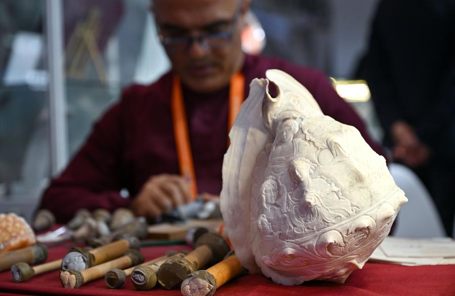 Opera d'arte del marchio di gioielli italiano Russo Cammei alla quarta China International Consumer Products Expo (CICPE) ad Haikou, capoluogo della provincia di Hainan, nel sud della Cina. (13 aprile 2024 - Xinhua/Guo Cheng)