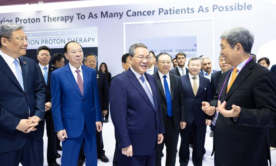 Il premier cinese Li Qiang visita gli stand di numerose imprese nella sede della 135a Fiera di Canton a Guangzhou. (18 aprile 2024 - Xinhua/Huang Jingwen)