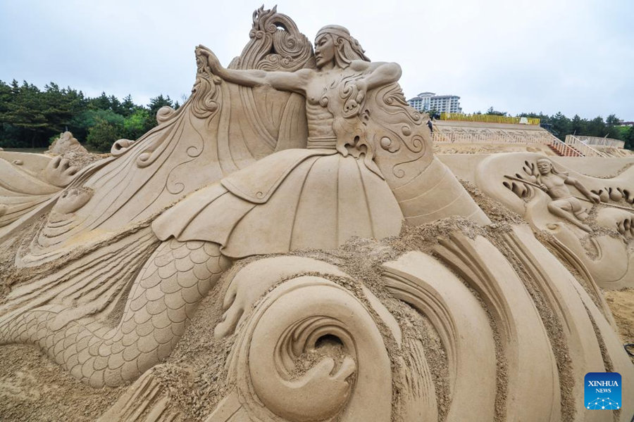 Una scultura di sabbia nella’area panoramica di Nansha a Zhujiajian, nella città di Zhoushan, provincia dello Zhejiang. (22 aprile 2024 – Xinhua/Xu Yu)