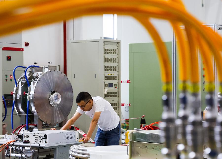 Un ricercatore presso il laboratorio di tecnologia dell'acceleratore a radiofrequenza della China Spallation Neutron Source (CSNS) a Dongguan, nella provincia del Guangdong. (18 luglio 2023 - Xinhua/Liu Dawei)