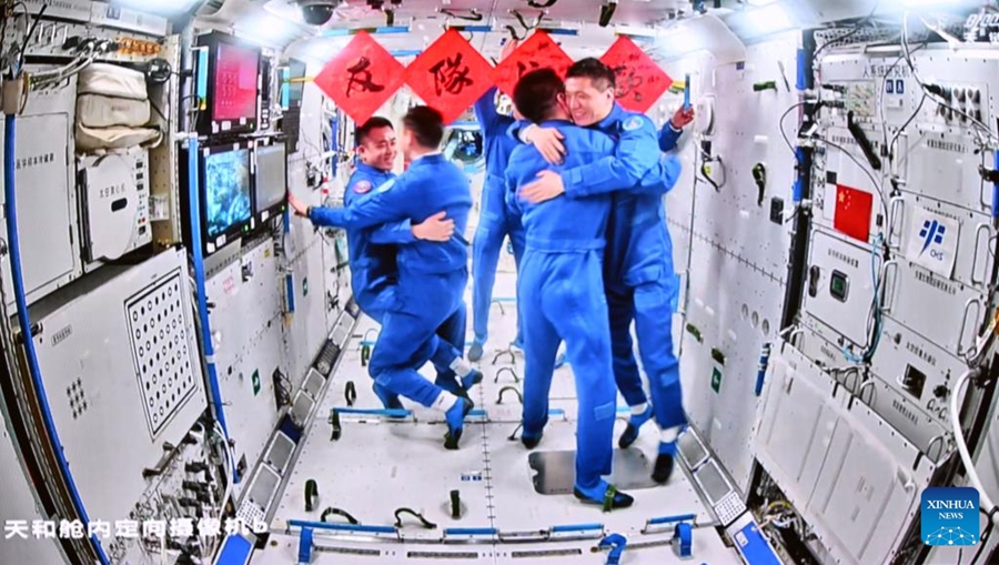 Gli astronauti dello Shenzhou-18 entrano nella stazione spaziale