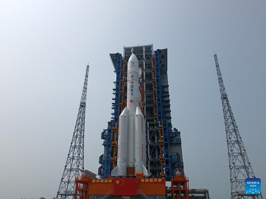 La combinazione della sonda lunare Chang'e-6 e del razzo vettore Long March-5 Y8 trasferiti verticalmente nell'area di lancio del Centro di lancio spaziale di Wenchang, nella provincia di Hainan, nel sud della Cina. (27 aprile 2024 - Xinhua/Huang Guochang)