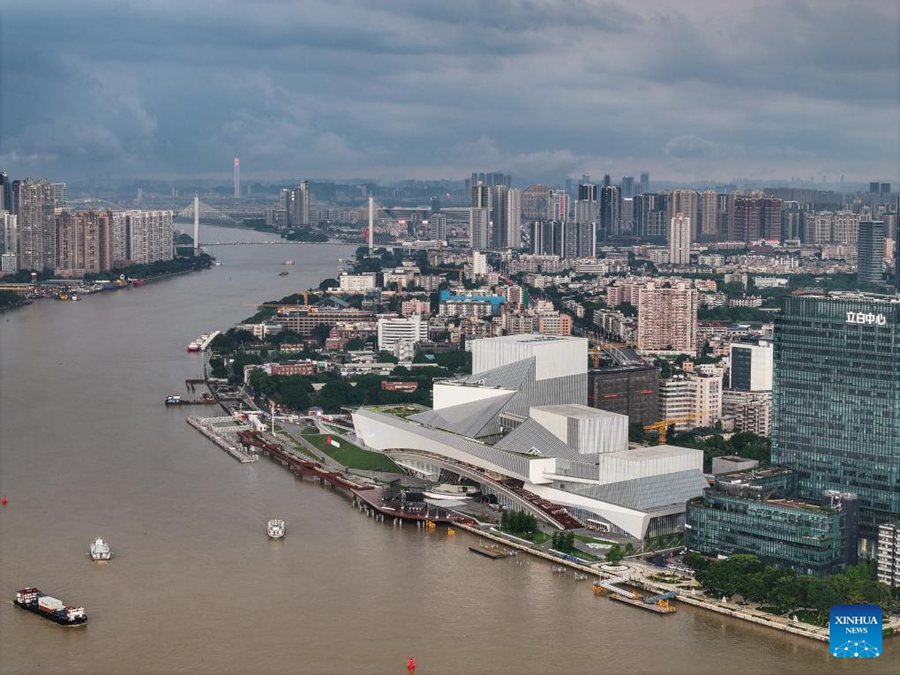 Vista esterna del Bai'etan Greater Bay Area Art Center di Guangzhou, nella provincia del Guangdong. (27 aprile 2024 – Xinhua/Liu Dawei)