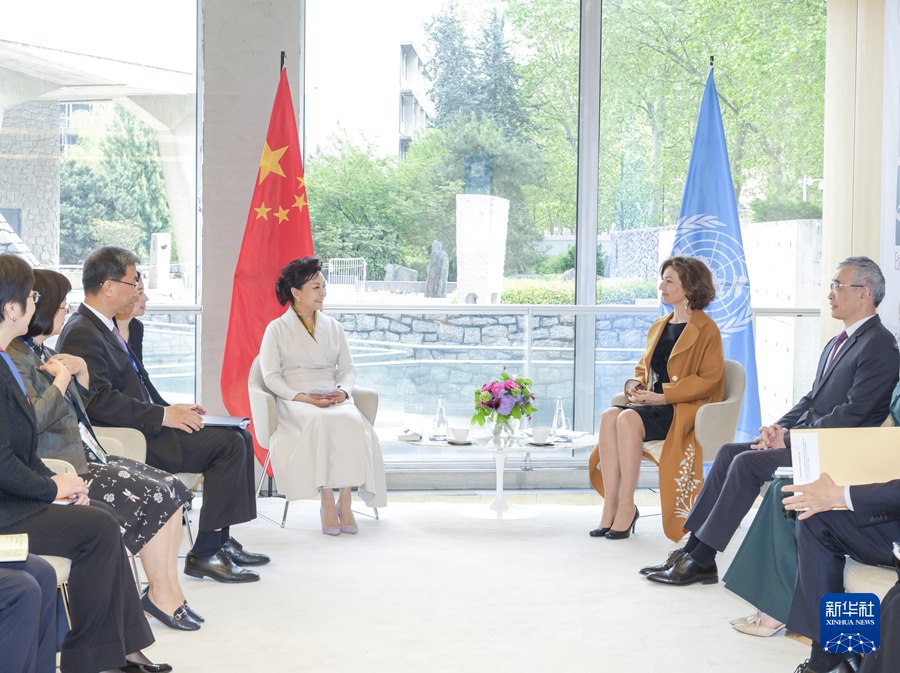 Peng Liyuan visita la sede dell’UNESCO e incontra la direttrice generale Audrey Azoulay