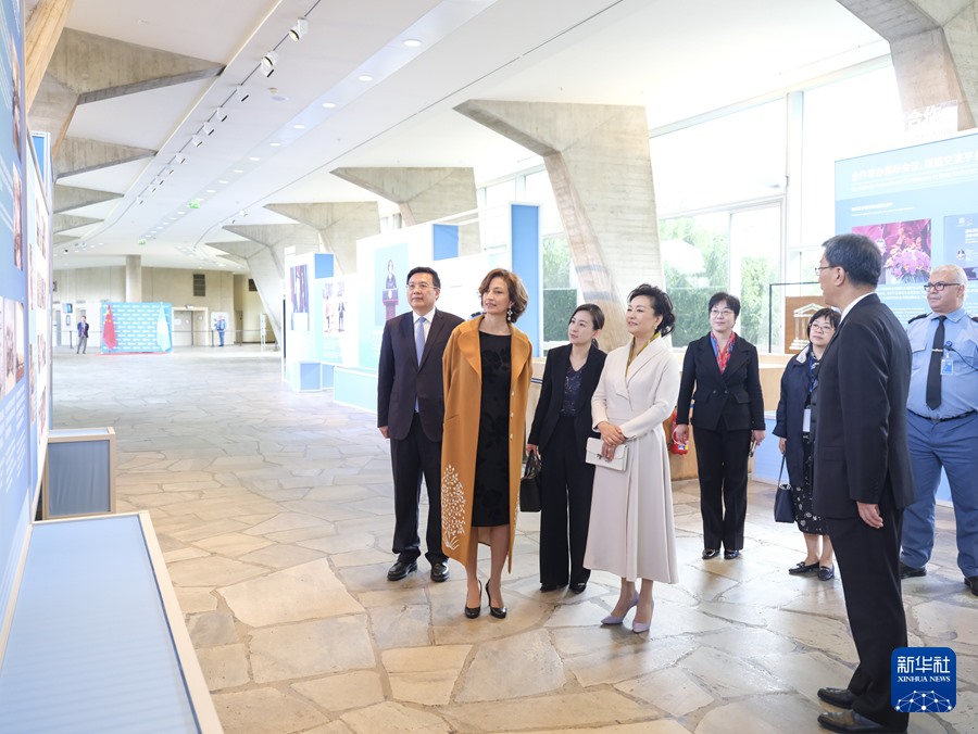 Peng Liyuan visita la sede dell’UNESCO e incontra la direttrice generale Audrey Azoulay