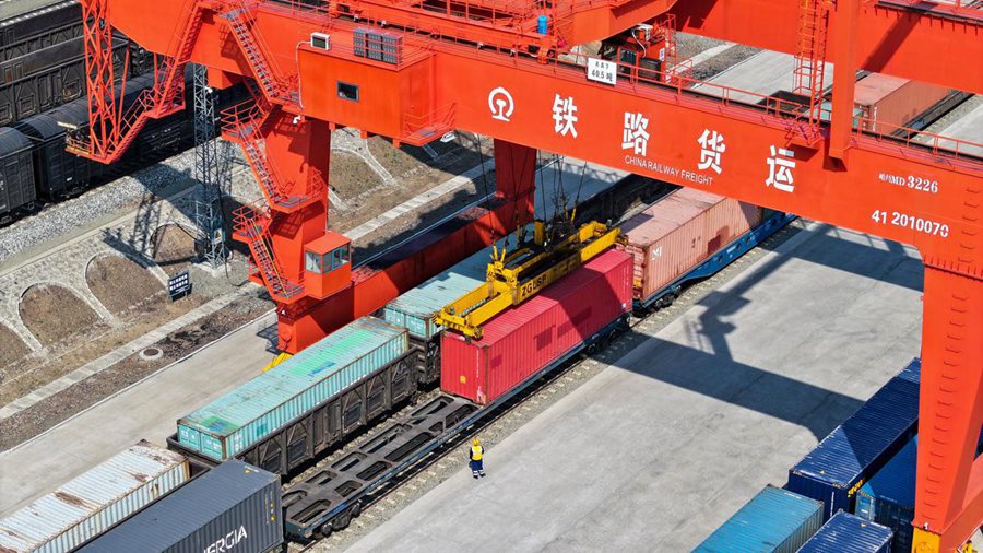 Container attendono la spedizione in un centro merci ferroviario a Suifenhe, nella provincia dello Heilongjiang. (Foto fornita a China Daily)