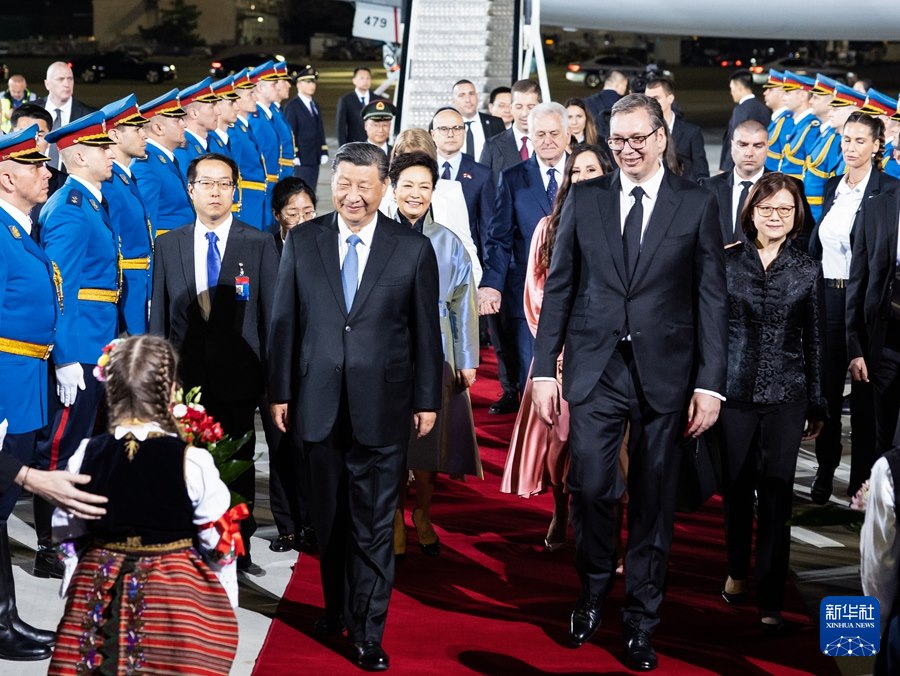 Xi Jinping arriva a Belgrado