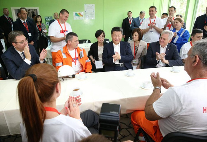 Il presidente Xi Jinping interagire con i lavoratori dell’acciaieria del gruppo HBIS Serbia di Smederevo. (19 giugno 2016 - Xinhua/Ma Zhancheng)