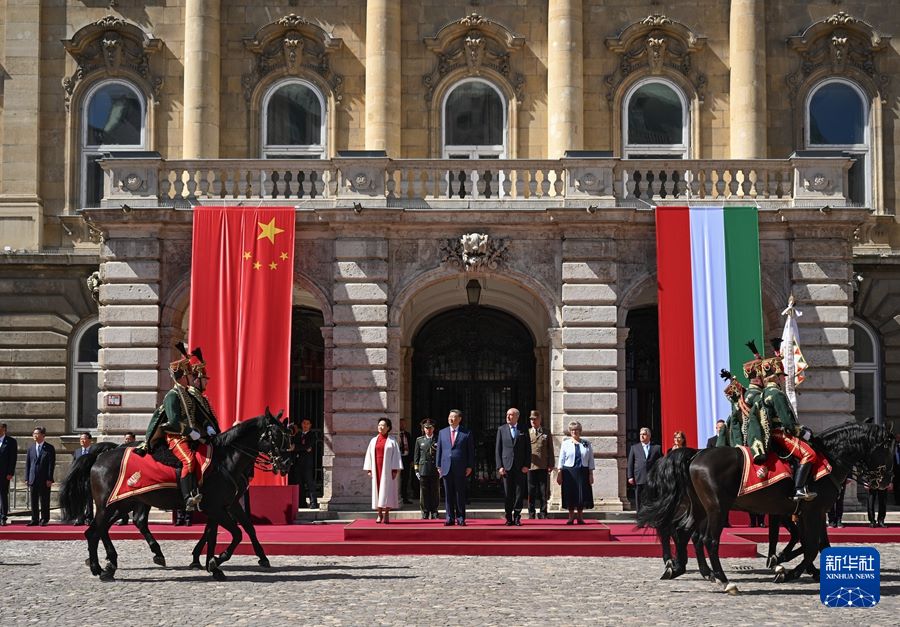 Xi Jinping partecipa alla cerimonia di benvenuto organizzata dal presidente e dal primo ministro dell'Ungheria