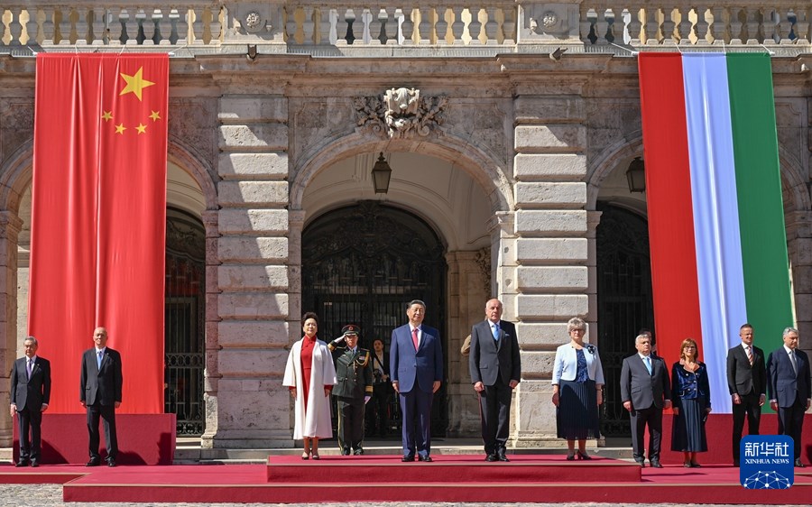 Xi Jinping partecipa alla cerimonia di benvenuto organizzata dal presidente e dal primo ministro dell'Ungheria