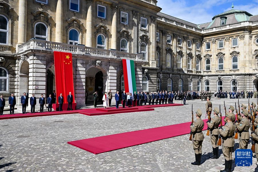 Xi Jinping partecipa alla cerimonia di benvenuto organizzata dal presidente e dal primo ministro dell'Ungheria