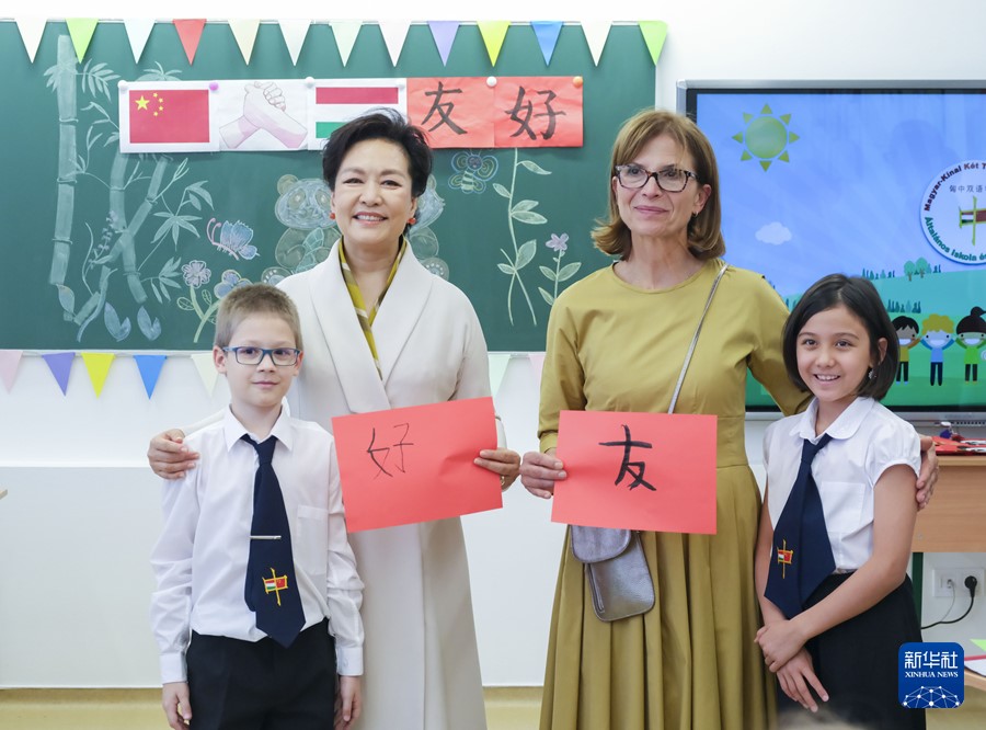 Peng Liyuan e la moglie di Orbán visitano la scuola bilingue ungherese-cinese